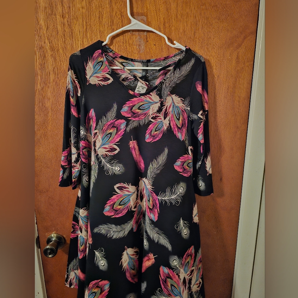 Women's Yahada Dress. Size Medium. Beautiful Black Dress with feather Pattern.